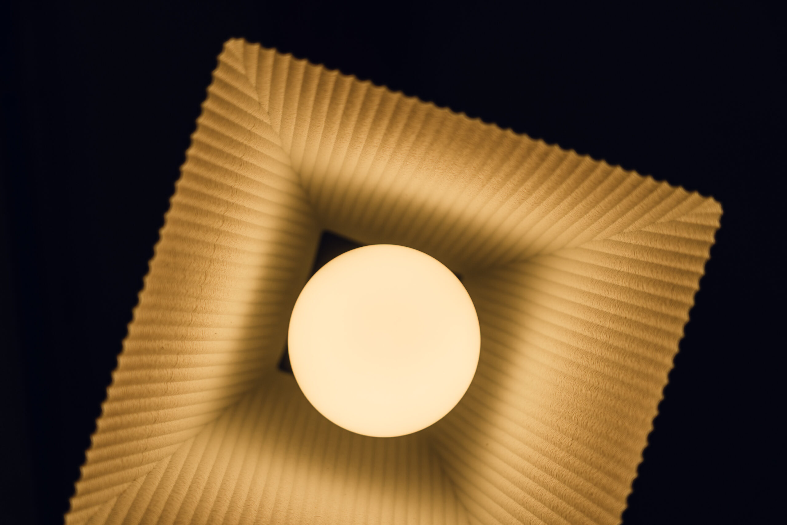 Detalle de impresión 3D en una lámpara Luz de Asturias