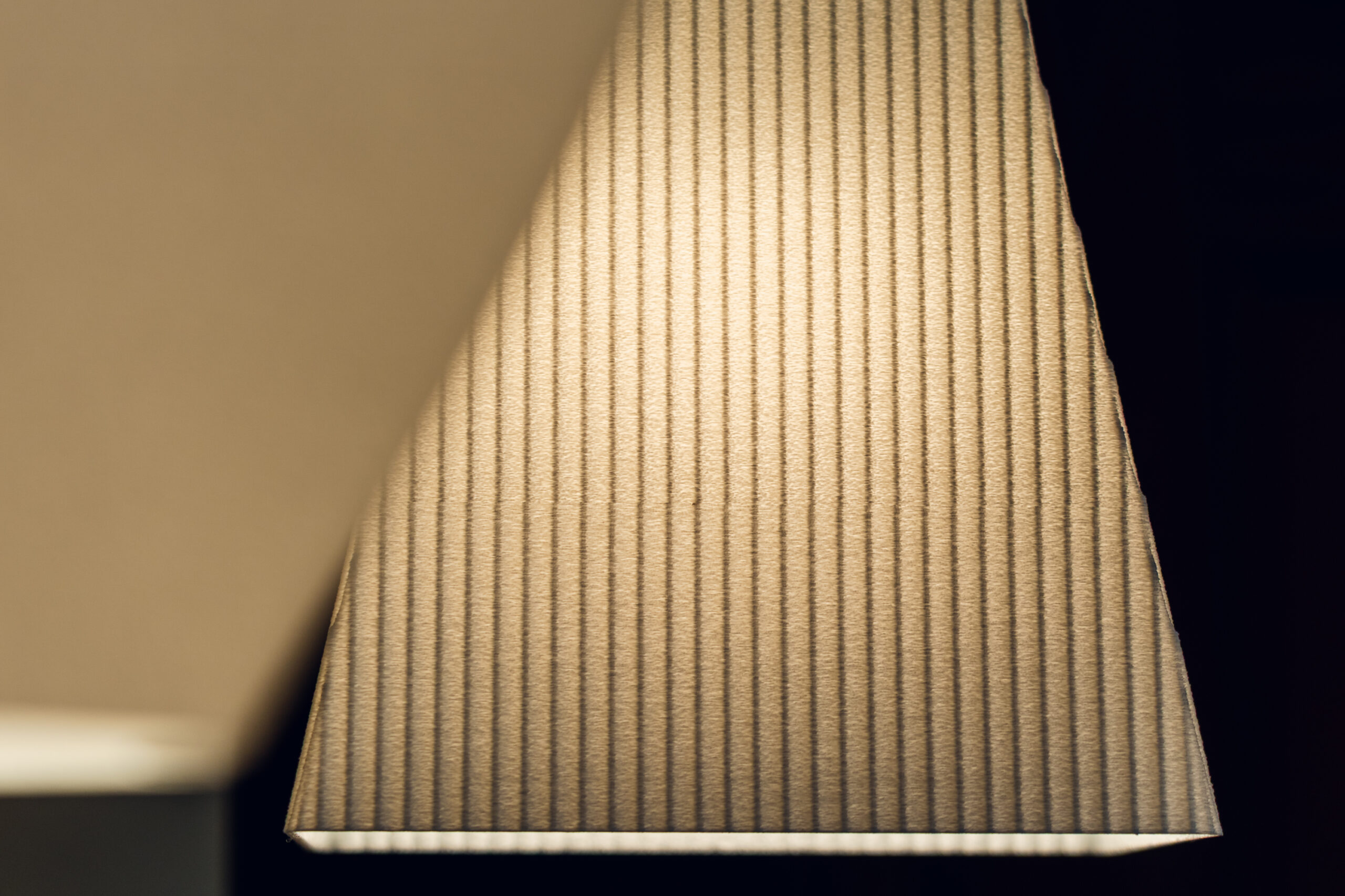 Detalle de textura rugosa en lámpara Luz de Asturias