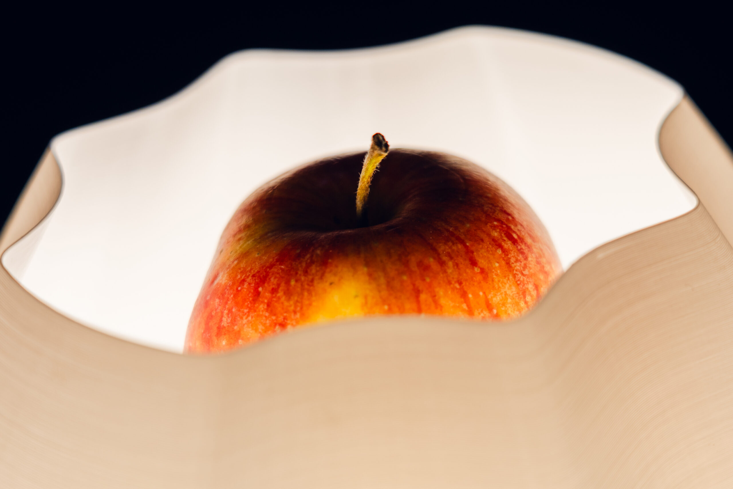 Lámpara Manzana de las Luces inspirada en la tradición sidrera asturiana